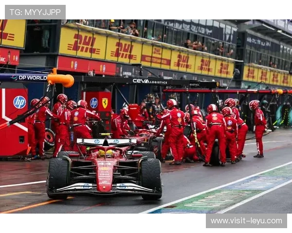 F1新赛季揭幕战：顶级车手激战赛道技术与战术全面解析