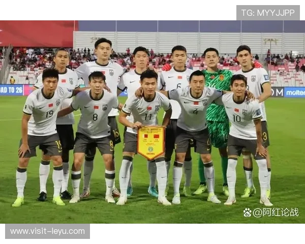 中国足球队迎战日本队，全力冲击世界杯亚洲区预选赛关键战